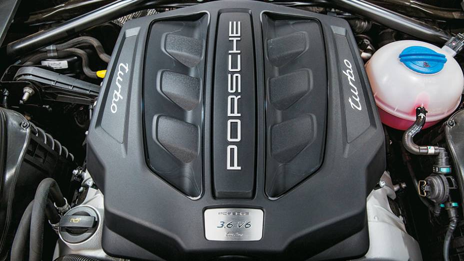 Motor V6 3.6 gera 400 cv | <a href="https://gutenberg.quatrorodas.abril.com.br/carros/testes/porsche-macan-turbo-849160.shtml" target="_blank" rel="migration">Leia mais</a>