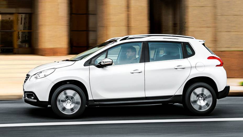 Grande &aacute;rea envidra&ccedil;ada clareia a cabine| <a href="https://gutenberg.quatrorodas.abril.com.br/carros/testes/peugeot-2008-857260.shtml" target="_blank" rel="migration">Leia mais</a>