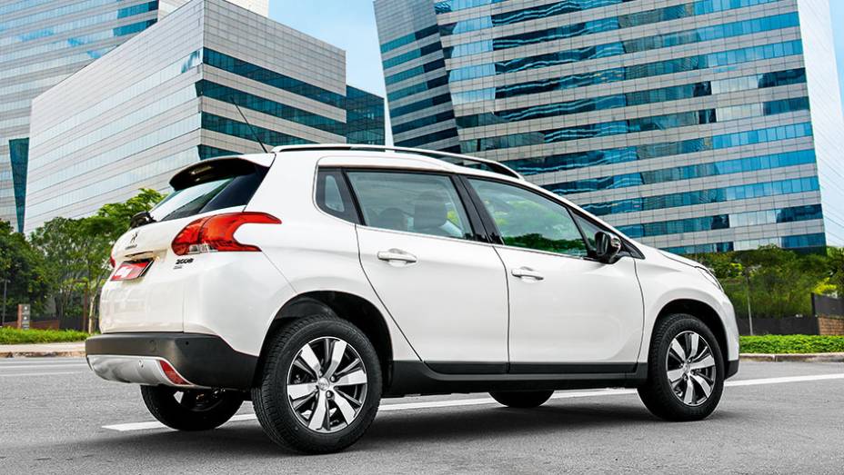 Prolongamento do teto eleva o perfil do SUV |<a href="https://gutenberg.quatrorodas.abril.com.br/carros/testes/peugeot-2008-857260.shtml" target="_blank" rel="migration">Leia mais</a>