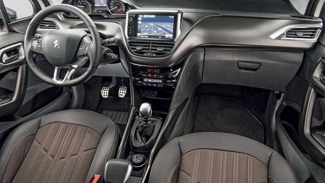 Versão top com motor THP tem acabamento de couro e tecido e capa cromada nos retrovisores externos |<a href="https://gutenberg.quatrorodas.abril.com.br/carros/testes/peugeot-2008-857260.shtml" target="_blank" rel="migration">Leia mais</a> Versão top com motor THP tem acabamento de couro e tecido e capa cromada nos retrovisores externos |<a href="https://gutenberg.quatrorodas.abril.com.br/carros/testes/peugeot-2008-857260.shtml" target="_blank" rel="migration">Leia mais</a>