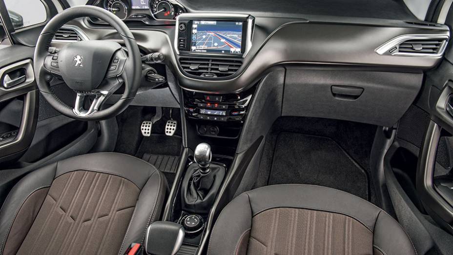 Vers&atilde;o top com motor THP tem acabamento de couro e tecido e capa cromada nos retrovisores externos |<a href="https://gutenberg.quatrorodas.abril.com.br/carros/testes/peugeot-2008-857260.shtml" target="_blank" rel="migration">Leia mais</a>