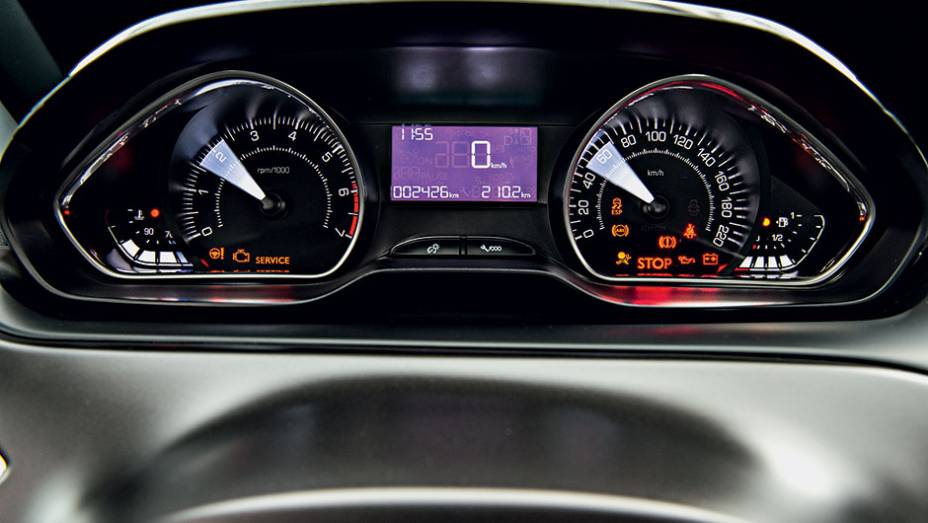 Painel herdado do hatch 208 |<a href="https://gutenberg.quatrorodas.abril.com.br/carros/testes/peugeot-2008-857260.shtml" target="_blank" rel="migration">Leia mais</a>
