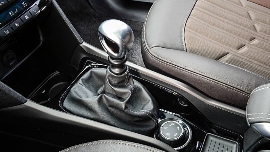 No console, bot&atilde;o seletor do controle de tra&ccedil;&atilde;o Grip Control |<a href="https://gutenberg.quatrorodas.abril.com.br/carros/testes/peugeot-2008-857260.shtml" target="_blank" rel="migration">Leia mais</a>