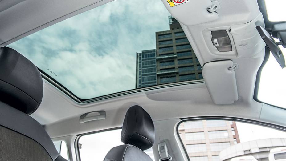 Teto panor&acirc;mico amplia a sensa&ccedil;&atilde;o de espa&ccedil;o |<a href="https://gutenberg.quatrorodas.abril.com.br/carros/testes/peugeot-2008-857260.shtml" target="_blank" rel="migration">Leia mais</a>
