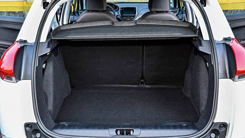 Piso elevado facilita a acomodação de carga |<a href="https://gutenberg.quatrorodas.abril.com.br/carros/testes/peugeot-2008-857260.shtml" target="_blank" rel="migration">Leia mais</a>
