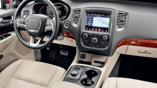 Aplique imita madeira no painel | <a href="https://gutenberg.quatrorodas.abril.com.br/carros/testes/dodge-durango-limited-857100.shtml" target="_blank" rel="migration">Leia mais</a> Aplique imita madeira no painel | <a href="https://gutenberg.quatrorodas.abril.com.br/carros/testes/dodge-durango-limited-857100.shtml" target="_blank" rel="migration">Leia mais</a>