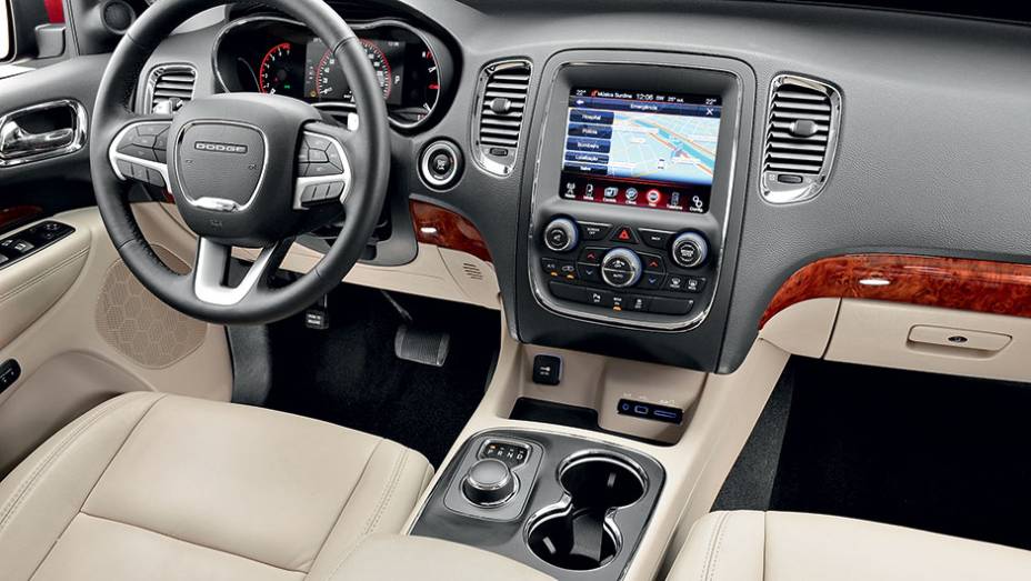 Aplique imita madeira no painel | <a href="https://gutenberg.quatrorodas.abril.com.br/carros/testes/dodge-durango-limited-857100.shtml" target="_blank" rel="migration">Leia mais</a>
