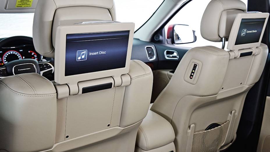 Há duas telas de 9" atrás dos bancos | <a href="https://gutenberg.quatrorodas.abril.com.br/carros/testes/dodge-durango-limited-857100.shtml" target="_blank" rel="migration">Leia mais</a>