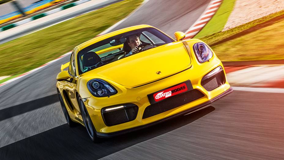 Estilo realçado por grandes tomadas de ar e rodas aro 20 | <a href="https://gutenberg.quatrorodas.abril.com.br/carros/impressoes/porsche-cayman-gt4-855525.shtml" target="_blank" rel="migration">Leia mais</a>