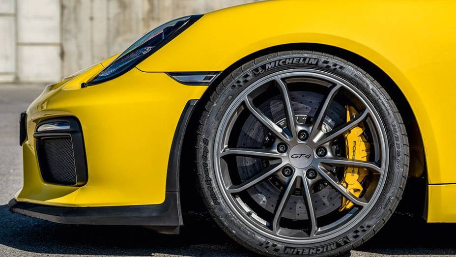 Com o tempo de 7min40s em Nürburgring, o GT4 é o esportivo mais rápido de sua categoria | <a href="https://gutenberg.quatrorodas.abril.com.br/carros/impressoes/porsche-cayman-gt4-855525.shtml" target="_blank" rel="migration">Leia mais</a> Com o tempo de 7min40s em Nürburgring, o GT4 é o esportivo mais rápido de sua categoria | <a href="https://gutenberg.quatrorodas.abril.com.br/carros/impressoes/porsche-cayman-gt4-855525.shtml" target="_blank" rel="migration">Leia mais</a>