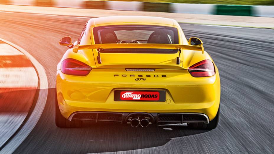 O enorme aerofólio do GT4 ajuda nas curvas emalta velocidade | <a href="https://gutenberg.quatrorodas.abril.com.br/carros/impressoes/porsche-cayman-gt4-855525.shtml" target="_blank" rel="migration">Leia mais</a> O enorme aerofólio do GT4 ajuda nas curvas emalta velocidade | <a href="https://gutenberg.quatrorodas.abril.com.br/carros/impressoes/porsche-cayman-gt4-855525.shtml" target="_blank" rel="migration">Leia mais</a>