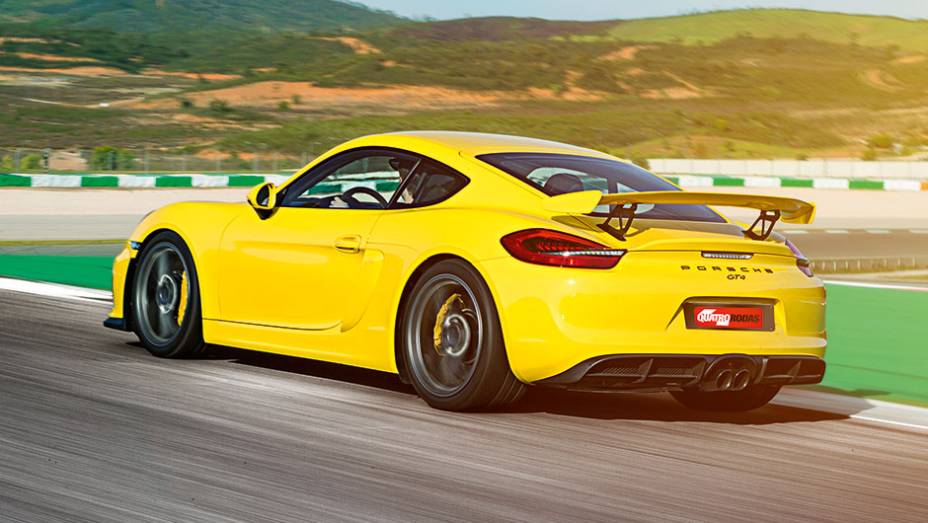 A carroceria é mais baixa e mais longa do que nosoutros Cayman | <a href="https://gutenberg.quatrorodas.abril.com.br/carros/impressoes/porsche-cayman-gt4-855525.shtml" target="_blank" rel="migration">Leia mais</a>