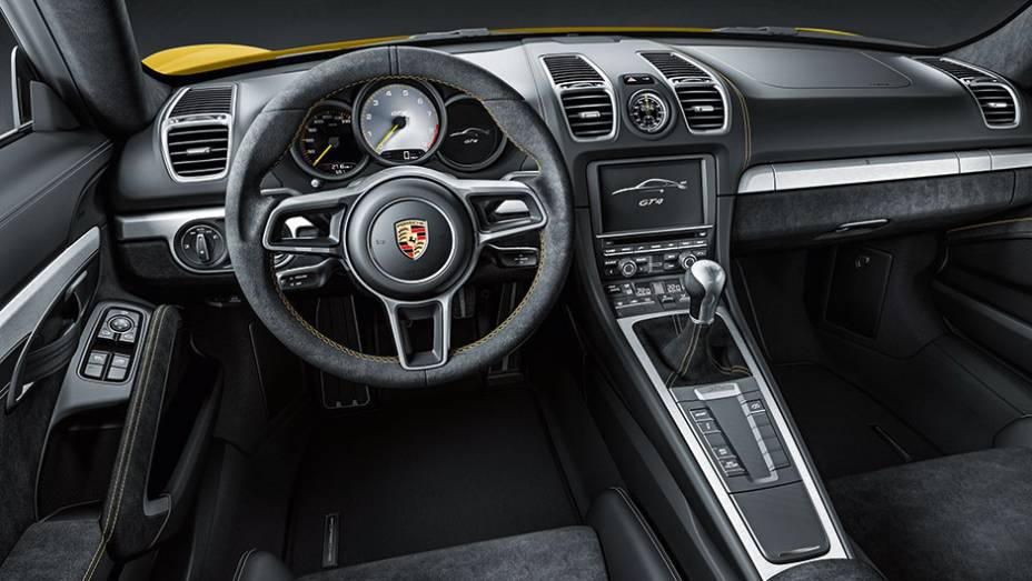 A alavanca do câmbio fica próximo da mão do motorista | <a href="https://gutenberg.quatrorodas.abril.com.br/carros/impressoes/porsche-cayman-gt4-855525.shtml" target="_blank" rel="migration">Leia mais</a> A alavanca do câmbio fica próximo da mão do motorista | <a href="https://gutenberg.quatrorodas.abril.com.br/carros/impressoes/porsche-cayman-gt4-855525.shtml" target="_blank" rel="migration">Leia mais</a>