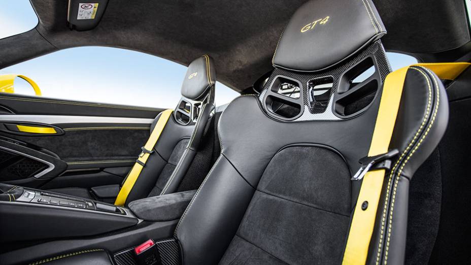 Bancos tipo concha | <a href="https://gutenberg.quatrorodas.abril.com.br/carros/impressoes/porsche-cayman-gt4-855525.shtml" target="_blank" rel="migration">Leia mais</a> Bancos tipo concha | <a href="https://gutenberg.quatrorodas.abril.com.br/carros/impressoes/porsche-cayman-gt4-855525.shtml" target="_blank" rel="migration">Leia mais</a>