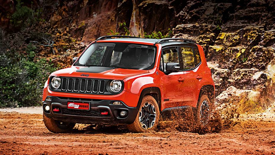 Versão Trailhawk não tem medo de se sujar na lama | <a href="https://gutenberg.quatrorodas.abril.com.br//carros/testes/jeep-renegade-857280.shtml" target="_blank" rel="migration">Leia mais</a>