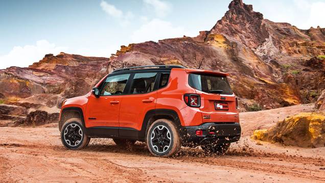 Tração no eixo traseiro atua sob demanda | <a href="https://gutenberg.quatrorodas.abril.com.br//carros/testes/jeep-renegade-857280.shtml" target="_blank" rel="migration">Leia mais</a> Tração no eixo traseiro atua sob demanda | <a href="https://gutenberg.quatrorodas.abril.com.br//carros/testes/jeep-renegade-857280.shtml" target="_blank" rel="migration">Leia mais</a>