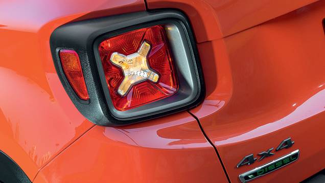 Grafismo da lanterna faz alusão ao tanque de combustível do primeiro jipe Willys | <a href="https://gutenberg.quatrorodas.abril.com.br//carros/testes/jeep-renegade-857280.shtml" target="_blank" rel="migration">Leia mais</a> Grafismo da lanterna faz alusão ao tanque de combustível do primeiro jipe Willys | <a href="https://gutenberg.quatrorodas.abril.com.br//carros/testes/jeep-renegade-857280.shtml" target="_blank" rel="migration">Leia mais</a>