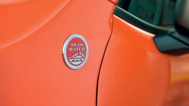 Emblema atesta capacidades off-road | <a href="https://gutenberg.quatrorodas.abril.com.br//carros/testes/jeep-renegade-857280.shtml" target="_blank" rel="migration">Leia mais</a> Emblema atesta capacidades off-road | <a href="https://gutenberg.quatrorodas.abril.com.br//carros/testes/jeep-renegade-857280.shtml" target="_blank" rel="migration">Leia mais</a>