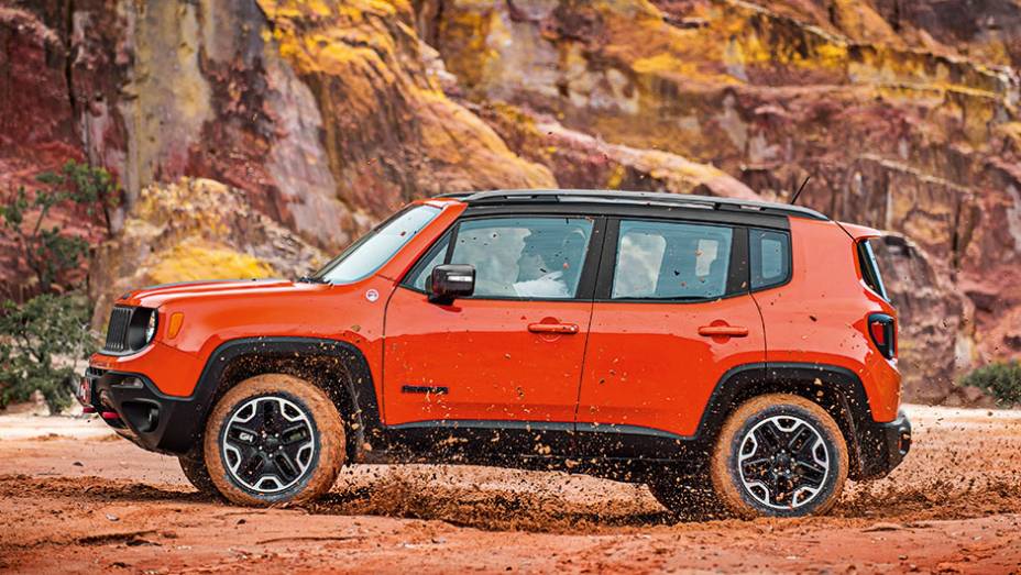 Versão Trailhawk (topo de linha) tem pneus de uso misto e suspensão elevada em 2 cm em relação à Sport e Longitude | <a href="https://gutenberg.quatrorodas.abril.com.br//carros/testes/jeep-renegade-857280.shtml" target="_blank" rel="migration">Leia mais</a>