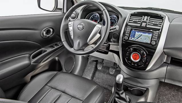 Mudanças se concentraram no design da dianteira (faróis, grade de para-choque) e no painel | <a href="https://gutenberg.quatrorodas.abril.com.br/carros/testes/nissan-versa-857084.shtml" target="_blank" rel="migration">Leia mais</a> Mudanças se concentraram no design da dianteira (faróis, grade de para-choque) e no painel | <a href="https://gutenberg.quatrorodas.abril.com.br/carros/testes/nissan-versa-857084.shtml" target="_blank" rel="migration">Leia mais</a>