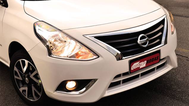 Mudanças se concentraram no design da dianteira (faróis, grade de para-choque) e no painel | <a href="https://gutenberg.quatrorodas.abril.com.br/carros/testes/nissan-versa-857084.shtml" target="_blank" rel="migration">Leia mais</a> Mudanças se concentraram no design da dianteira (faróis, grade de para-choque) e no painel | <a href="https://gutenberg.quatrorodas.abril.com.br/carros/testes/nissan-versa-857084.shtml" target="_blank" rel="migration">Leia mais</a>