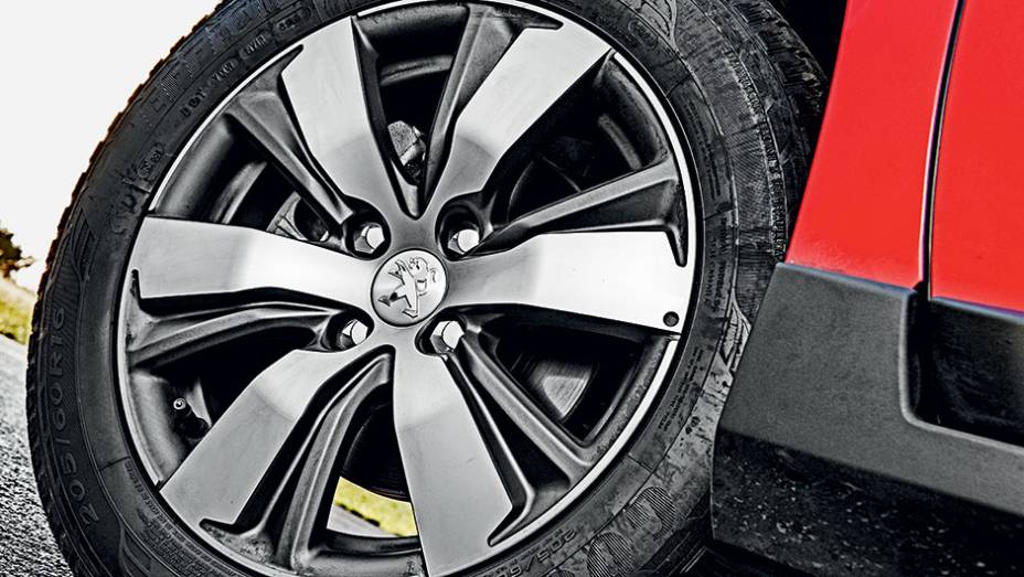 As rodas esportivas s&atilde;o aro 16 | <a href="https://gutenberg.quatrorodas.abril.com.br/carros/comparativos/melhor-suv-brasil-867761.shtml" target="_blank" rel="migration">Leia mais</a>
