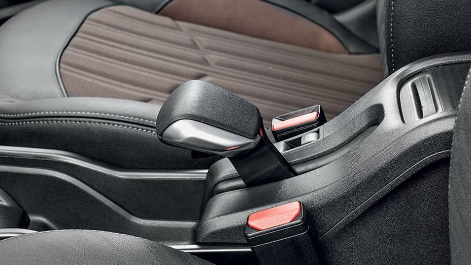 C&acirc;mbio estilizado exige esfor&ccedil;o | <a href="https://gutenberg.quatrorodas.abril.com.br/carros/comparativos/melhor-suv-brasil-867761.shtml" target="_blank" rel="migration">Leia mais</a>