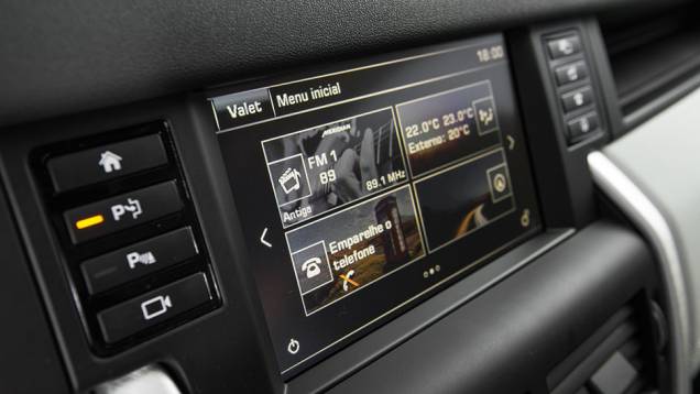 Comando aciona a baliza automática | <a href="https://gutenberg.quatrorodas.abril.com.br/carros/comparativos/santa-fe-x-discovery-sport-x-grand-cherokee-867285.shtml" target="_blank" rel="migration">Leia mais</a> Comando aciona a baliza automática | <a href="https://gutenberg.quatrorodas.abril.com.br/carros/comparativos/santa-fe-x-discovery-sport-x-grand-cherokee-867285.shtml" target="_blank" rel="migration">Leia mais</a>