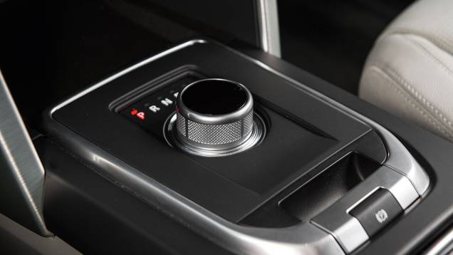 Botão giratório controla a transmissão | <a href="https://gutenberg.quatrorodas.abril.com.br/carros/comparativos/santa-fe-x-discovery-sport-x-grand-cherokee-867285.shtml" target="_blank" rel="migration">Leia mais</a> Botão giratório controla a transmissão | <a href="https://gutenberg.quatrorodas.abril.com.br/carros/comparativos/santa-fe-x-discovery-sport-x-grand-cherokee-867285.shtml" target="_blank" rel="migration">Leia mais</a>