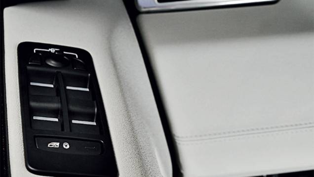 Comandos dos vidros nas portas são herança do Range Rover | <a href="https://gutenberg.quatrorodas.abril.com.br/carros/comparativos/santa-fe-x-discovery-sport-x-grand-cherokee-867285.shtml" target="_blank" rel="migration">Leia mais</a> Comandos dos vidros nas portas são herança do Range Rover | <a href="https://gutenberg.quatrorodas.abril.com.br/carros/comparativos/santa-fe-x-discovery-sport-x-grand-cherokee-867285.shtml" target="_blank" rel="migration">Leia mais</a>
