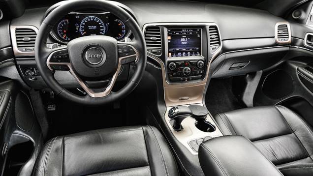 Interior sóbrio tem superfícies macias ao toque. Quadro de instrumentos é digital | <a href="https://gutenberg.quatrorodas.abril.com.br/carros/comparativos/santa-fe-x-discovery-sport-x-grand-cherokee-867285.shtml" target="_blank" rel="migration">Leia mais</a> Interior sóbrio tem superfícies macias ao toque. Quadro de instrumentos é digital | <a href="https://gutenberg.quatrorodas.abril.com.br/carros/comparativos/santa-fe-x-discovery-sport-x-grand-cherokee-867285.shtml" target="_blank" rel="migration">Leia mais</a>