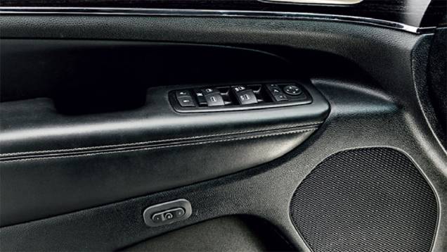 Banco do motorista tem memória | <a href="https://gutenberg.quatrorodas.abril.com.br/carros/comparativos/santa-fe-x-discovery-sport-x-grand-cherokee-867285.shtml" target="_blank" rel="migration">Leia mais</a> Banco do motorista tem memória | <a href="https://gutenberg.quatrorodas.abril.com.br/carros/comparativos/santa-fe-x-discovery-sport-x-grand-cherokee-867285.shtml" target="_blank" rel="migration">Leia mais</a>