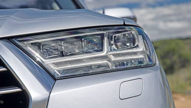 O farol é formado por quatro refletores, sendo o externo direcional. | <a href="https://gutenberg.quatrorodas.abril.com.br//carros/impressoes/audi-q7-866880.shtml" target="_blank" rel="migration">Leia mais</a> O farol é formado por quatro refletores, sendo o externo direcional. | <a href="https://gutenberg.quatrorodas.abril.com.br//carros/impressoes/audi-q7-866880.shtml" target="_blank" rel="migration">Leia mais</a>