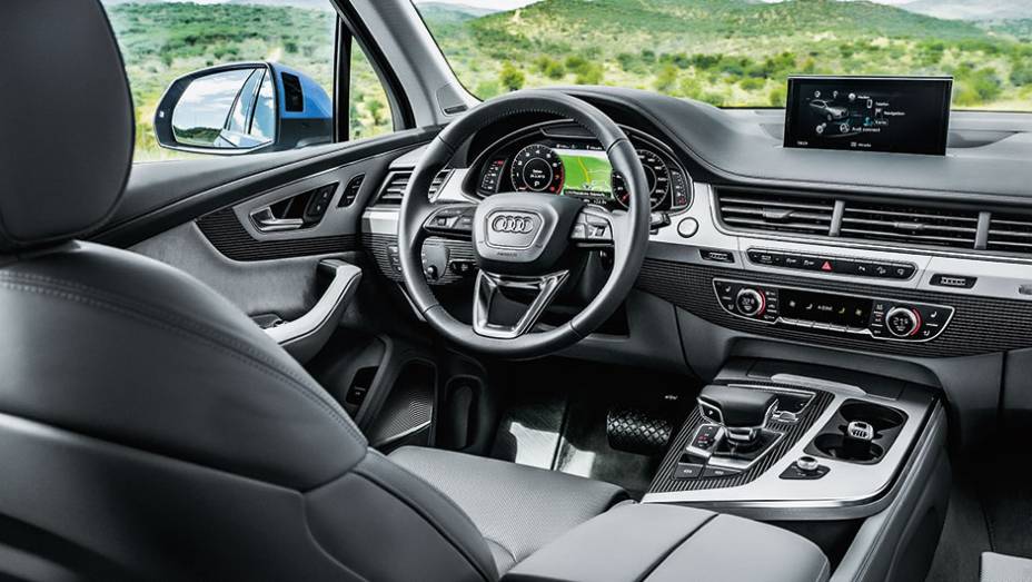 Cabine est&aacute; mais hi-tech | <a href="https://gutenberg.quatrorodas.abril.com.br//carros/impressoes/audi-q7-866880.shtml" target="_blank" rel="migration">Leia mais</a>