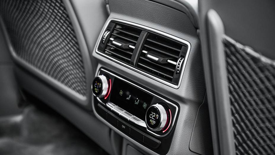 H&aacute; ajuste duplo do ar atr&aacute;s | <a href="https://gutenberg.quatrorodas.abril.com.br//carros/impressoes/audi-q7-866880.shtml" target="_blank" rel="migration">Leia mais</a>