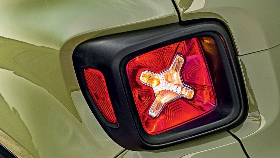 Lanterna tem estética off-road | <a href="https://gutenberg.quatrorodas.abril.com.br/carros/comparativos/melhor-suv-brasil-867761.shtml" target="_blank" rel="migration">Leia mais</a>