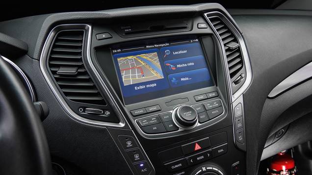 Tela touch e ar-condicionado bizona | <a href="https://gutenberg.quatrorodas.abril.com.br/carros/comparativos/santa-fe-x-discovery-sport-x-grand-cherokee-867285.shtml" target="_blank" rel="migration">Leia mais</a> Tela touch e ar-condicionado bizona | <a href="https://gutenberg.quatrorodas.abril.com.br/carros/comparativos/santa-fe-x-discovery-sport-x-grand-cherokee-867285.shtml" target="_blank" rel="migration">Leia mais</a>