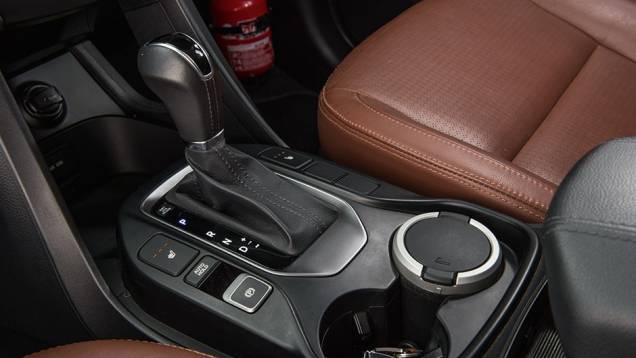 De série, bancos aquecidos e freio elétrico | <a href="https://gutenberg.quatrorodas.abril.com.br/carros/comparativos/santa-fe-x-discovery-sport-x-grand-cherokee-867285.shtml" target="_blank" rel="migration">Leia mais</a> De série, bancos aquecidos e freio elétrico | <a href="https://gutenberg.quatrorodas.abril.com.br/carros/comparativos/santa-fe-x-discovery-sport-x-grand-cherokee-867285.shtml" target="_blank" rel="migration">Leia mais</a>