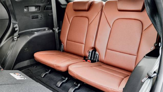 Terceira fila comporta dois: desafio é chegar ao assento | <a href="https://gutenberg.quatrorodas.abril.com.br/carros/comparativos/santa-fe-x-discovery-sport-x-grand-cherokee-867285.shtml" target="_blank" rel="migration">Leia mais</a> Terceira fila comporta dois: desafio é chegar ao assento | <a href="https://gutenberg.quatrorodas.abril.com.br/carros/comparativos/santa-fe-x-discovery-sport-x-grand-cherokee-867285.shtml" target="_blank" rel="migration">Leia mais</a>