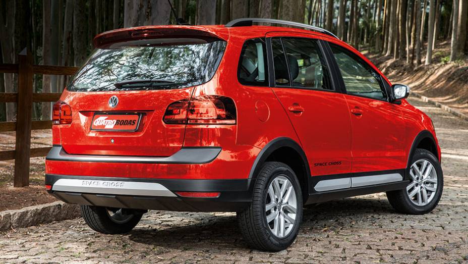 Para a VW, ela &eacute; uma "sportvan" | <a href="https://gutenberg.quatrorodas.abril.com.br/carros/testes/vw-space-cross-866302.shtml" target="_blank" rel="migration">Leia mais</a>