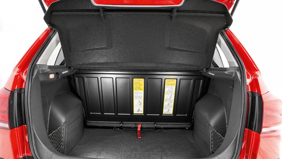 Comos bancosrebatidos,a capacidadede cargaaumenta para527 litros | <a href="https://gutenberg.quatrorodas.abril.com.br/carros/testes/vw-space-cross-866302.shtml" target="_blank" rel="migration">Leia mais</a>