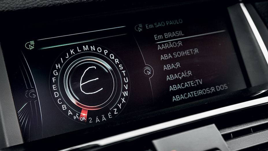 A enorme tela central permite o uso de letras escritas à mão. Basta desenhá-las na superfície do botão giratório à direita do câmbio | <a href="https://gutenberg.quatrorodas.abril.com.br/carros/testes/bmw-x4-866442.shtml" target="_blank" rel="migration">Leia mais</a> A enorme tela central permite o uso de letras escritas à mão. Basta desenhá-las na superfície do botão giratório à direita do câmbio | <a href="https://gutenberg.quatrorodas.abril.com.br/carros/testes/bmw-x4-866442.shtml" target="_blank" rel="migration">Leia mais</a>