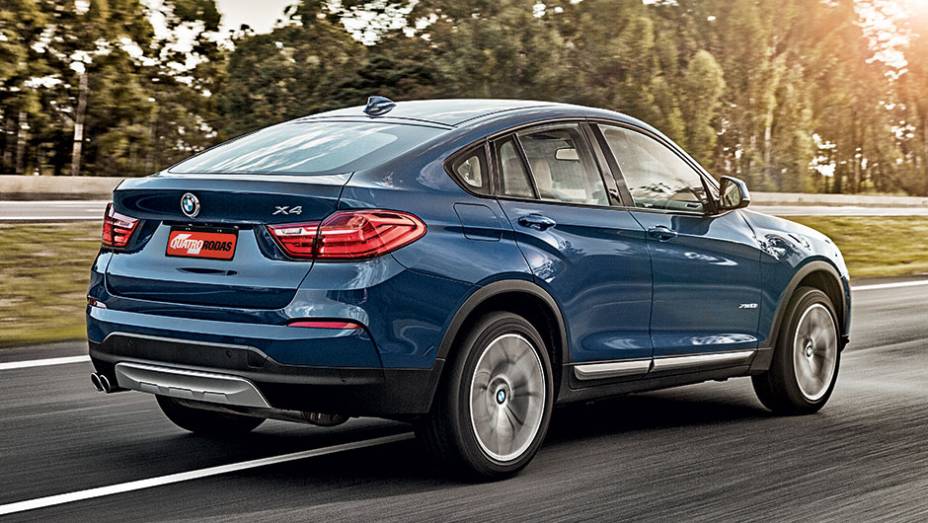 Traseira mais alta, linha de teto descendente | <a href="https://gutenberg.quatrorodas.abril.com.br/carros/testes/bmw-x4-866442.shtml" target="_blank" rel="migration">Leia mais</a>