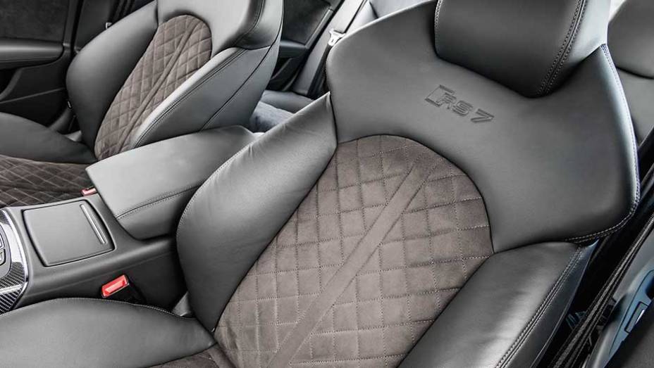 Cabine temacabamentode Alcantara... | <a href="https://gutenberg.quatrorodas.abril.com.br/carros/testes/audi-rs-7-880560.shtml" target="_blank" rel="migration">Leia mais</a>