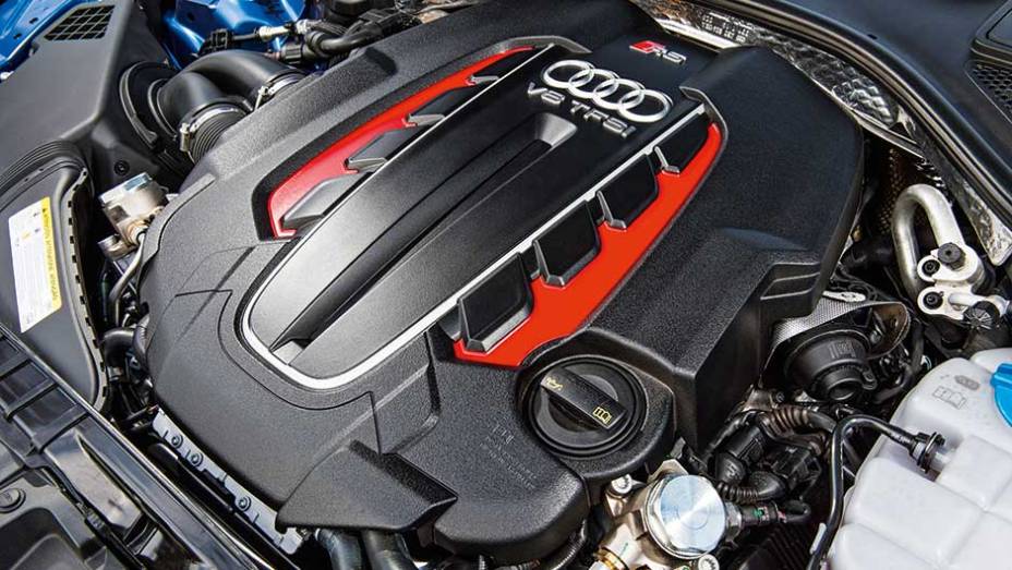 Motor 4.0 V8 biturbo também equipa a perua RS 6 | <a href="https://gutenberg.quatrorodas.abril.com.br/carros/testes/audi-rs-7-880560.shtml" target="_blank" rel="migration">Leia mais</a>