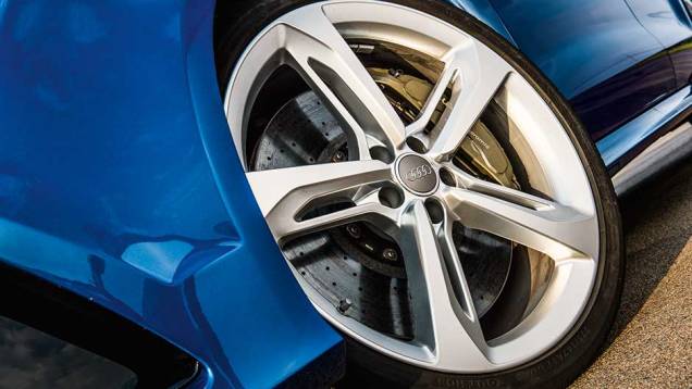 Enormes, as rodas de liga leve têm 21 polegadas | <a href="https://gutenberg.quatrorodas.abril.com.br/carros/testes/audi-rs-7-880560.shtml" target="_blank" rel="migration">Leia mais</a> Enormes, as rodas de liga leve têm 21 polegadas | <a href="https://gutenberg.quatrorodas.abril.com.br/carros/testes/audi-rs-7-880560.shtml" target="_blank" rel="migration">Leia mais</a>