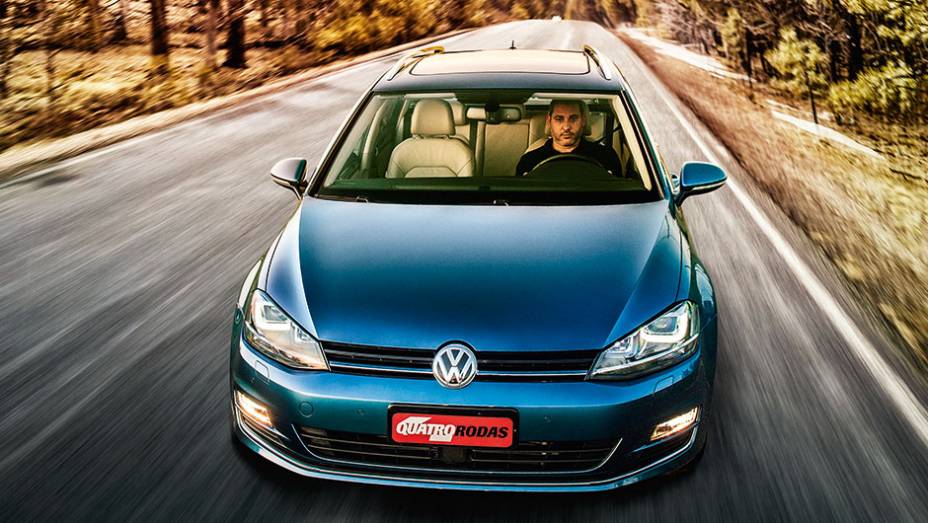 Logotipo da VW rouba a cena na dianteira | <a href="https://gutenberg.quatrorodas.abril.com.br/carros/testes/vw-golf-variant-874942.shtml" target="_blank" rel="migration">Leia mais</a>