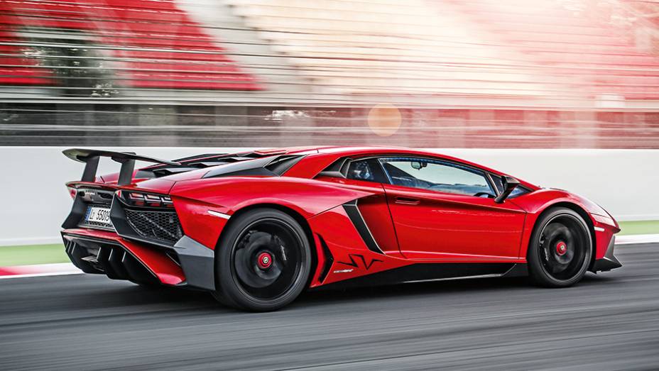 Tração 4x4, variando de 70% a 90% na traseira | <a href="https://gutenberg.quatrorodas.abril.com.br/carros/impressoes/lamborghini-aventador-lp-750-4-sv-887440.shtml" target="_blank" rel="migration">Leia mais</a>