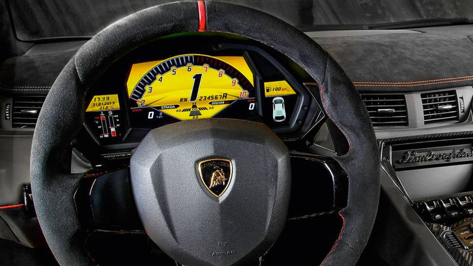 O conta-giros domina o painel | <a href="https://gutenberg.quatrorodas.abril.com.br/carros/impressoes/lamborghini-aventador-lp-750-4-sv-887440.shtml" target="_blank" rel="migration">Leia mais</a>