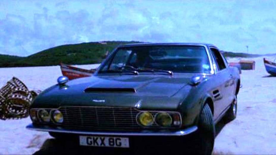 1969: A única participação de George Lazenby como protagonista acontece em "007 a serviço secreto de Sua Majestade", quando também debuta o Aston Martin DBS. | <a href="%20https://gutenberg.quatrorodas.abril.com.br/blogs/planeta-carro/2012/11/07/licenca-para-acelerar/" rel="migration"></a>